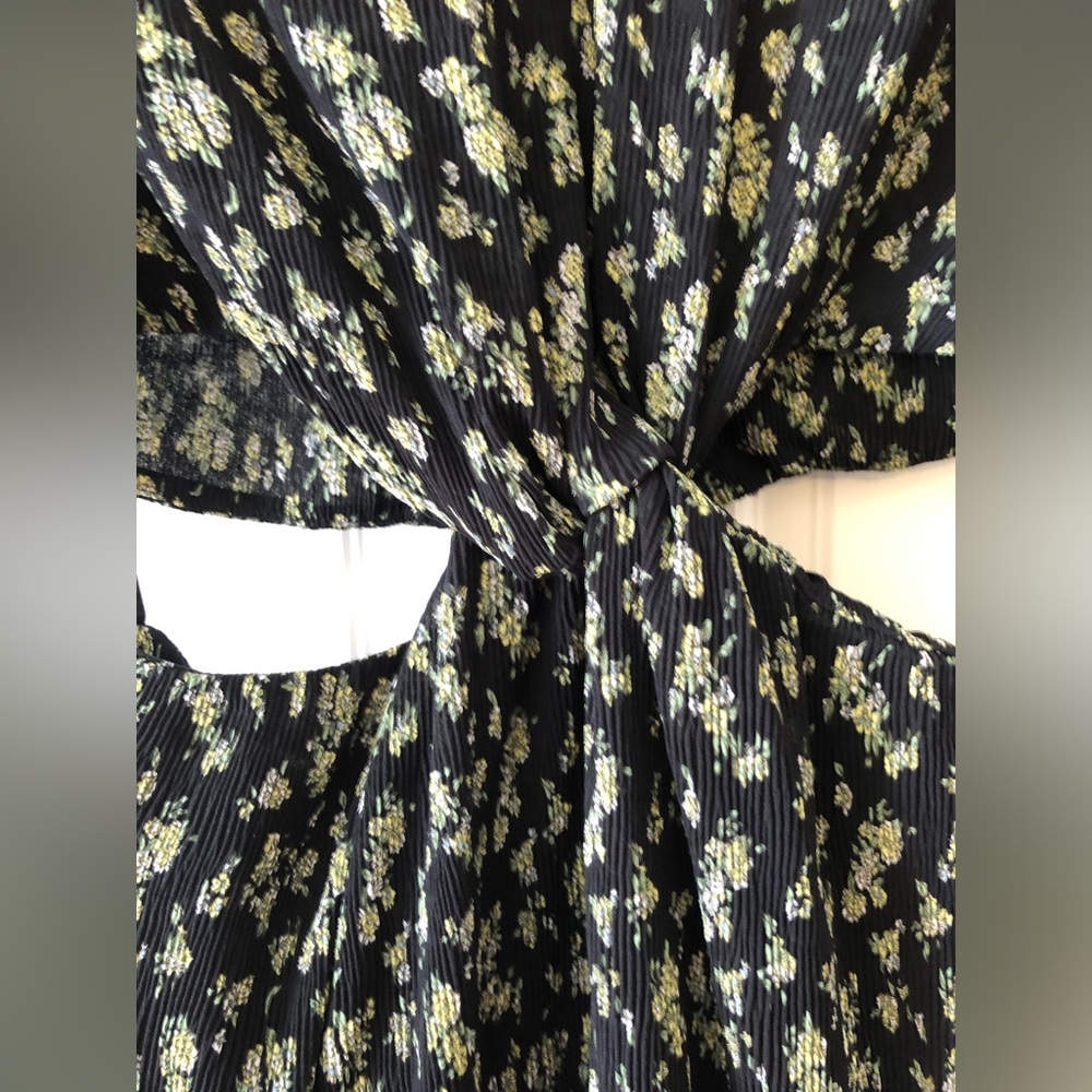 NWT! Drew Plisse Cut-Out Twist Front Dress in Ditsy Floral - Picture 5 of 11